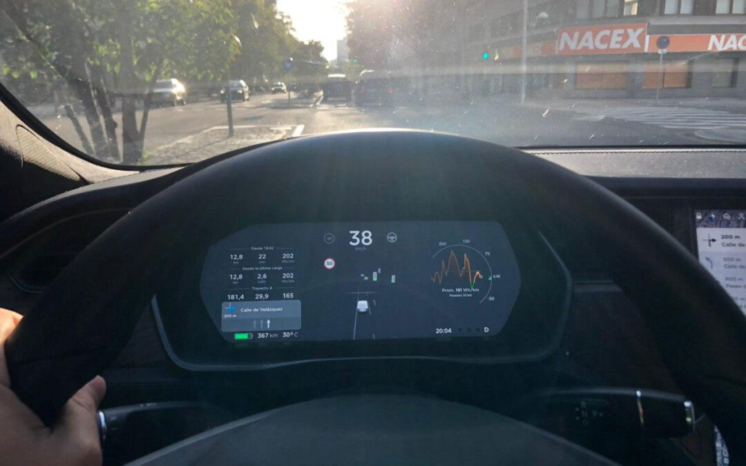 Lee más sobre el artículo El Autopilot de Tesla ya reconoce semáforos y señales de tráfico en España